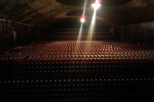 Una catasta di 35.000 bottiglie di For England rosé in maturazione